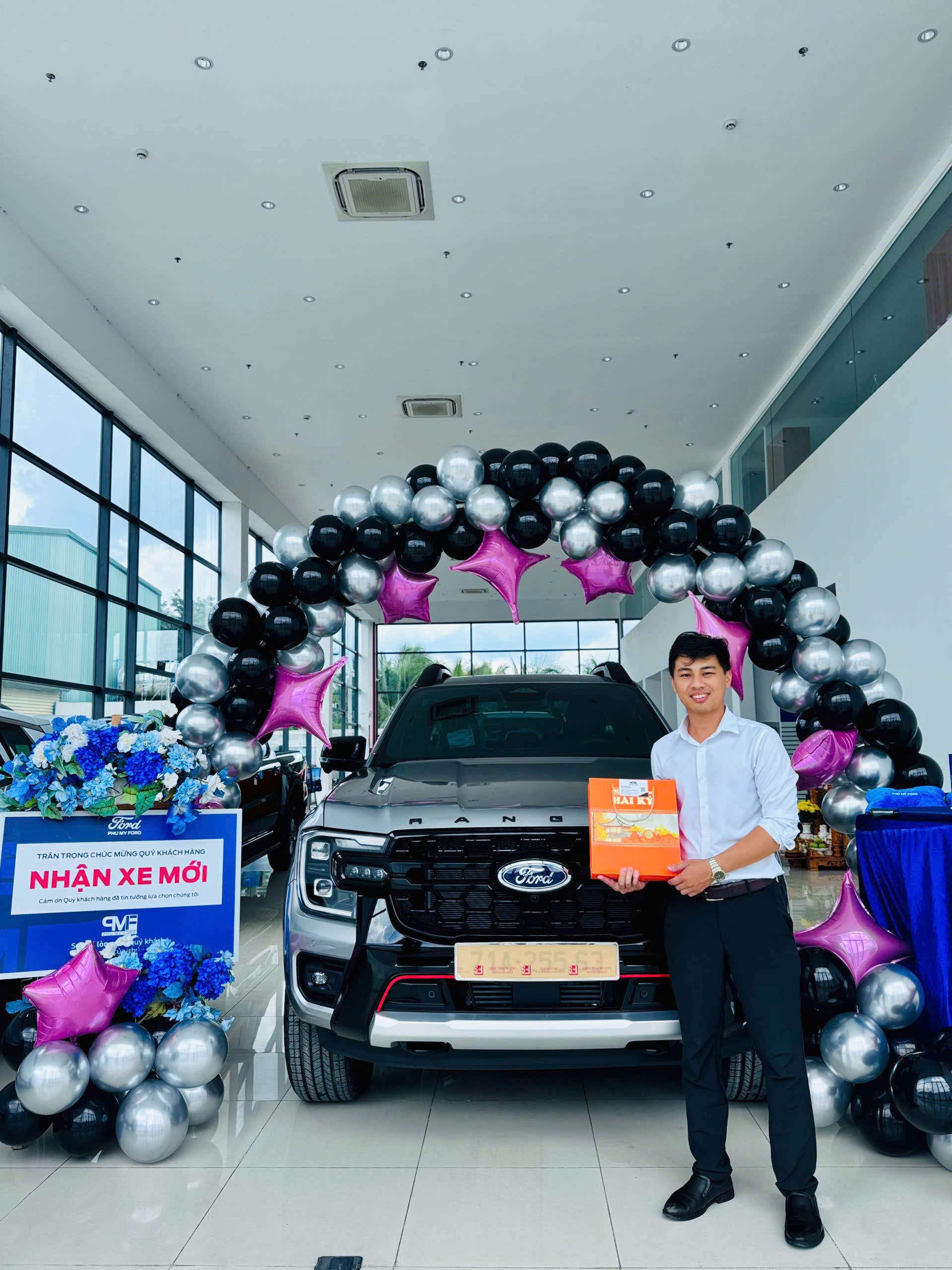 Khách hàng nhận xe 