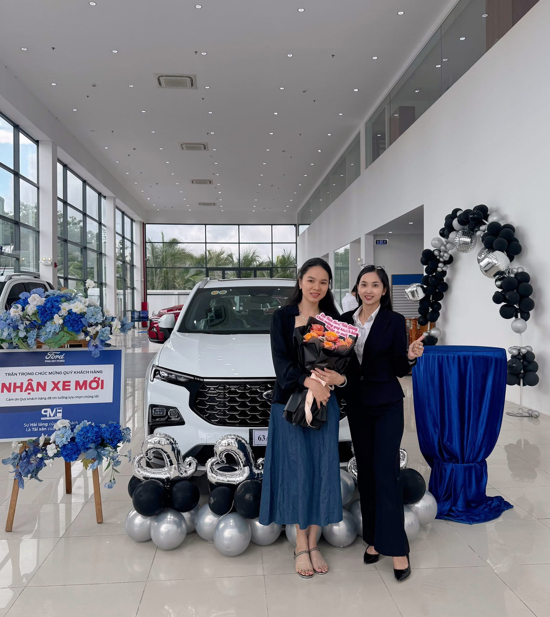 Khách hàng nhận xe 