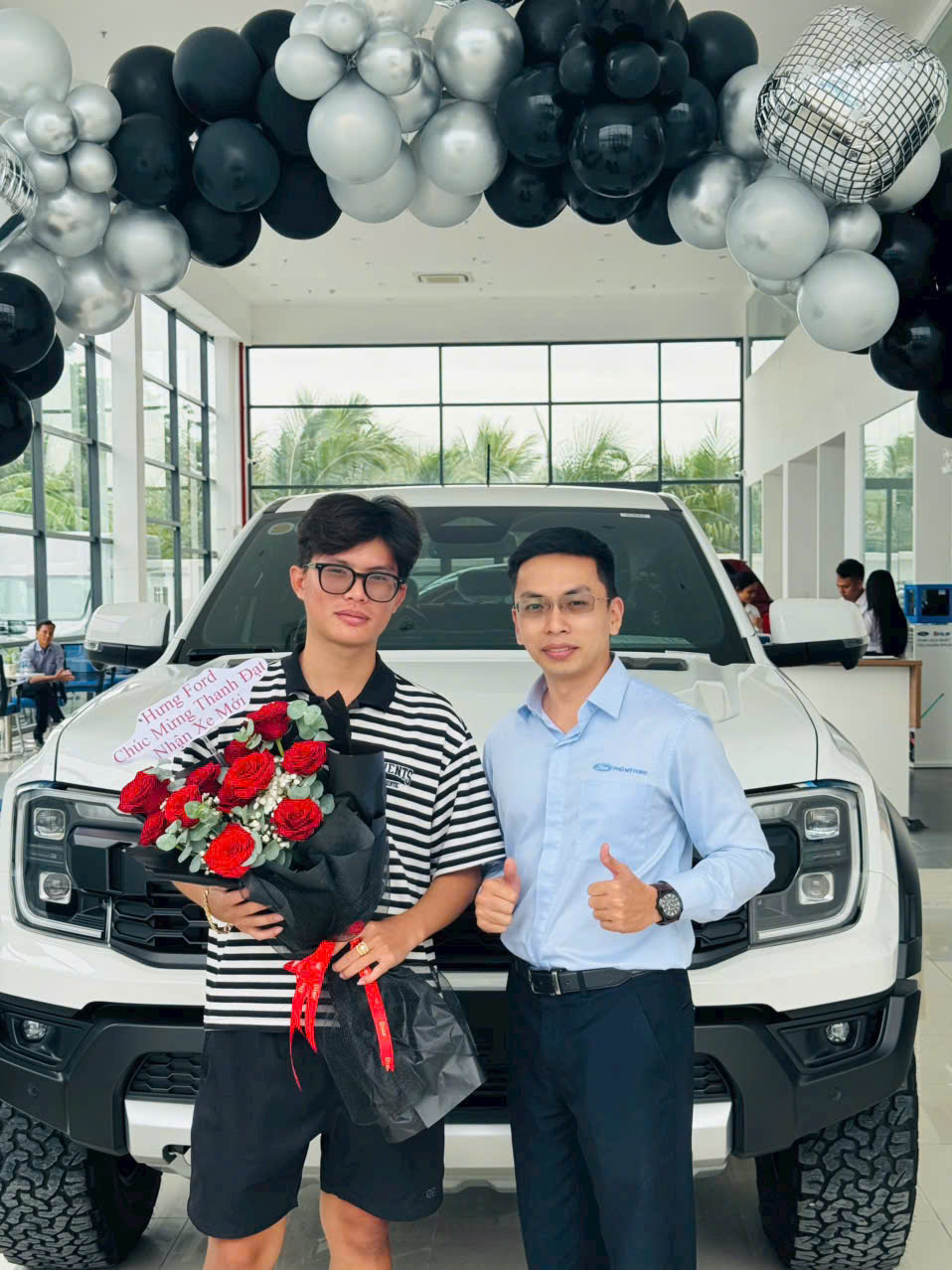 Khách hàng nhận xe 