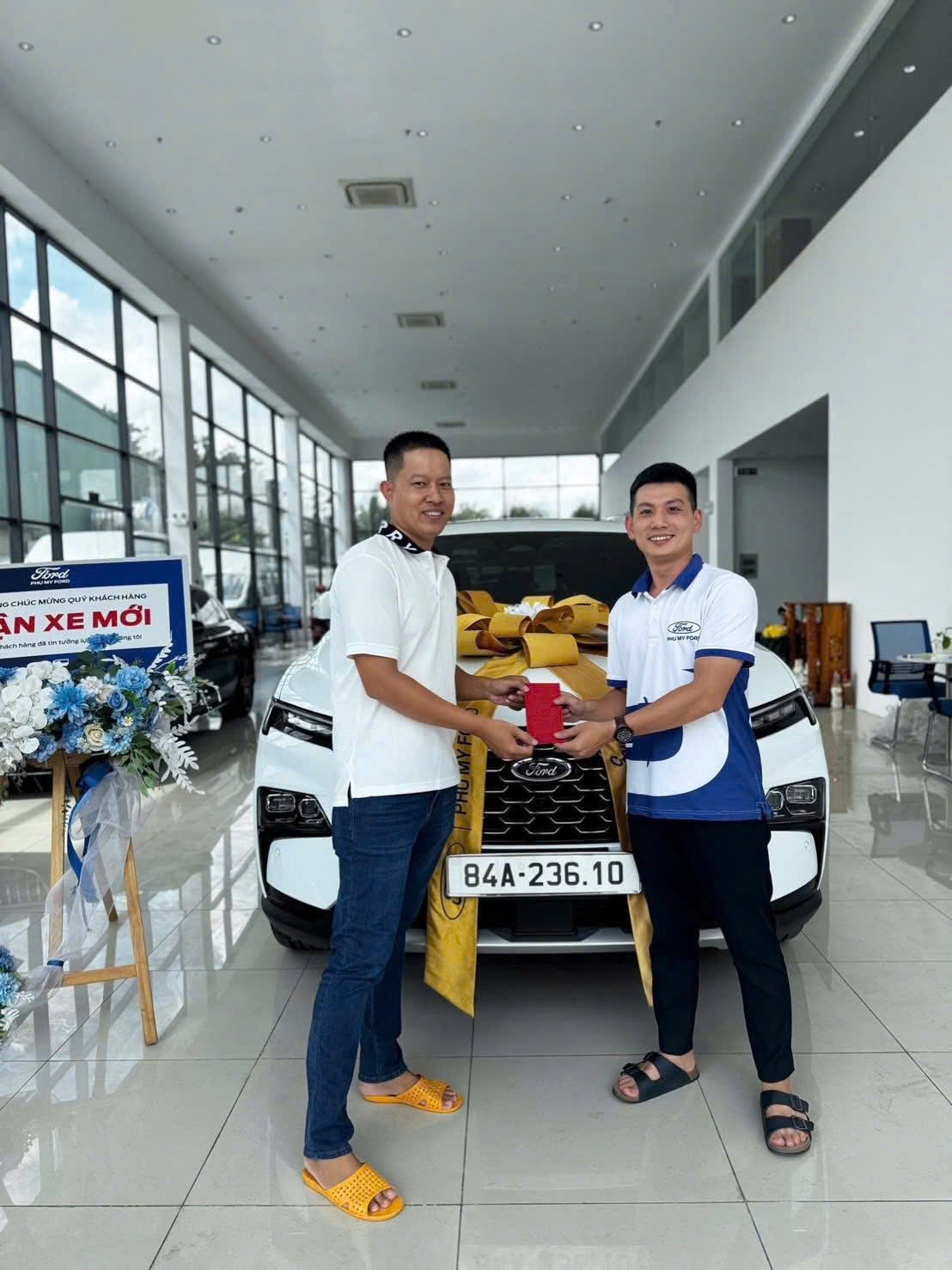 Khách hàng nhận xe 