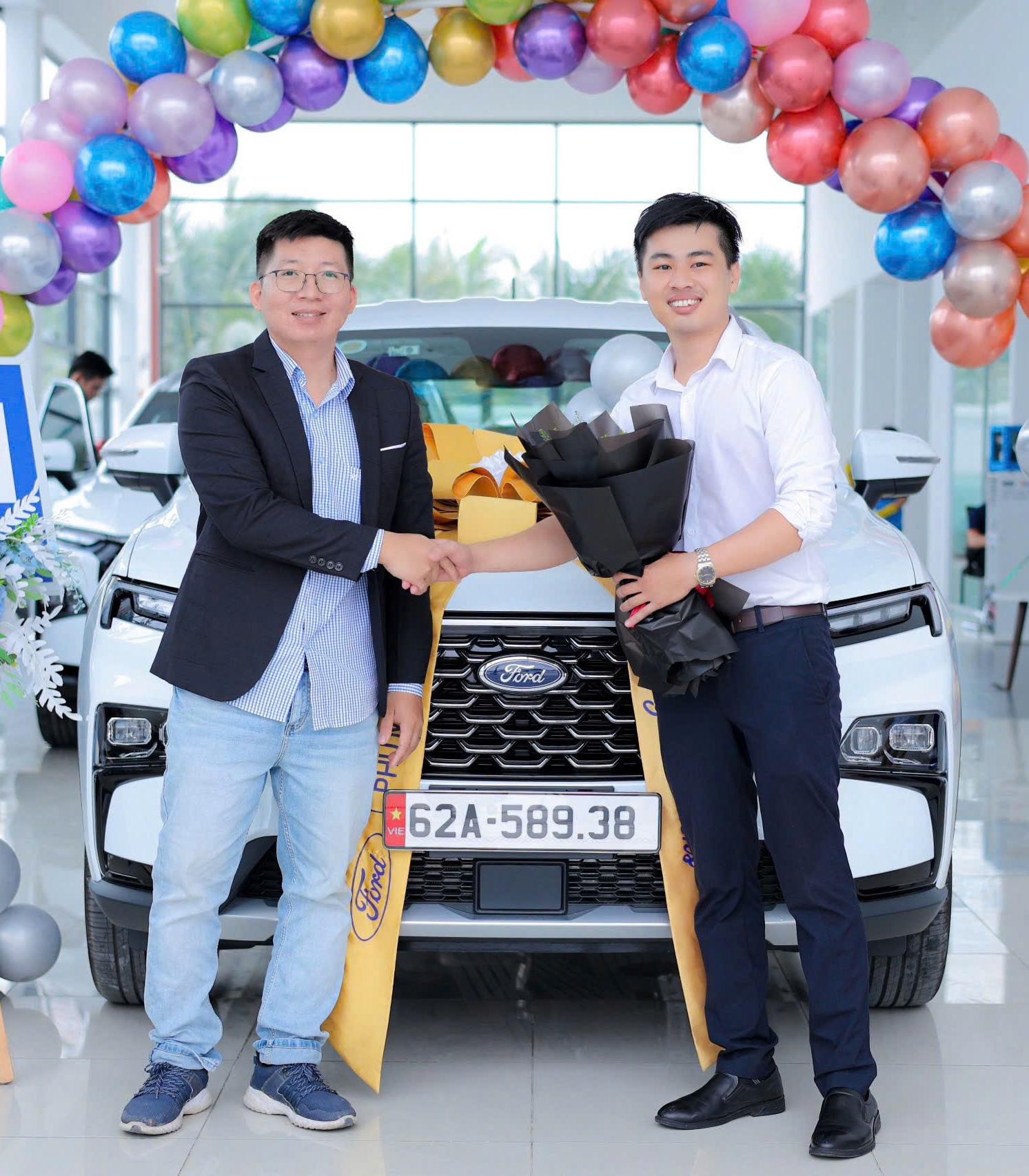 Khách hàng nhận xe 