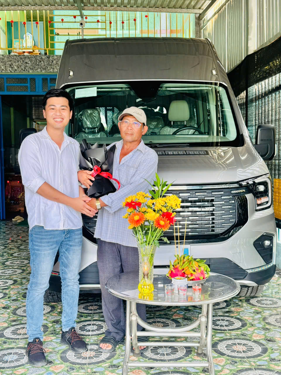 Khách hàng nhận xe 