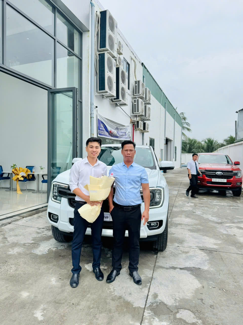 Khách hàng nhận xe 